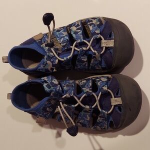 LIKE NEW Keen Boys Size 2 Sandles